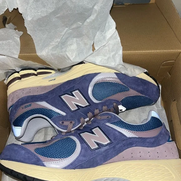 New Balance 2002R - Picture 2 of 4